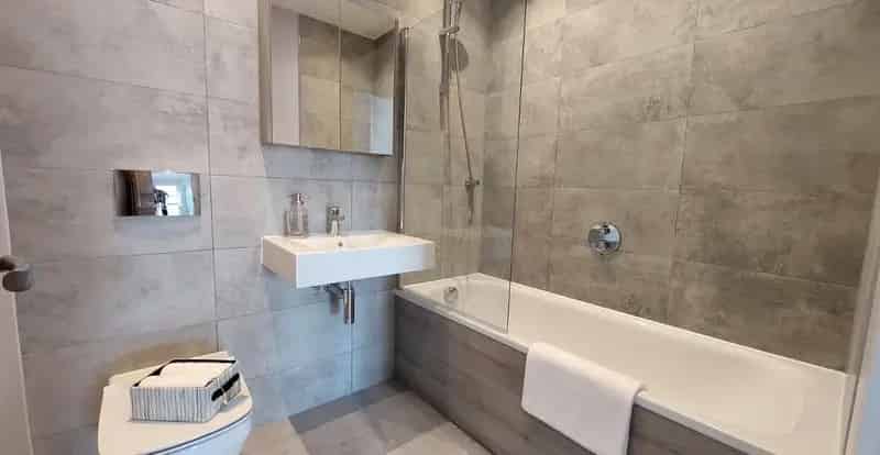 2 Bed Top Floor Apartment with Terrace South London