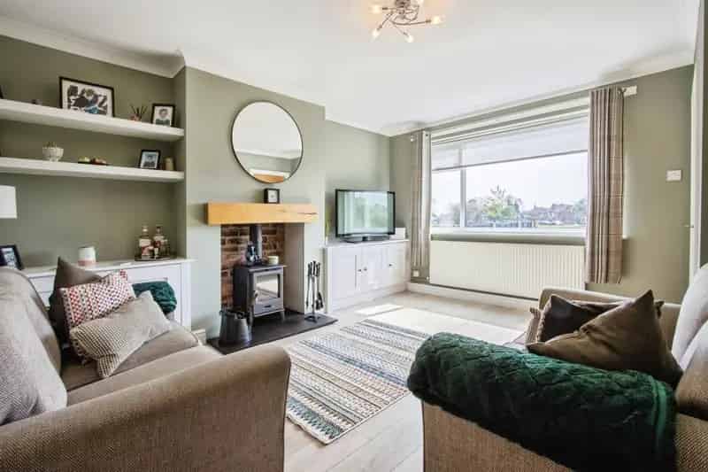 3 Bed Mid Terrace House Family Home