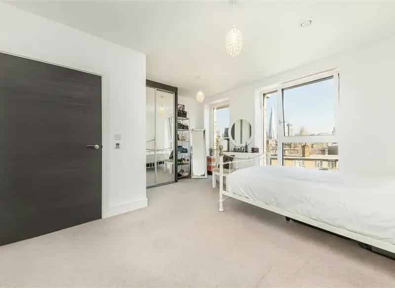 Modern Apartment with Skyline Views Chain Free