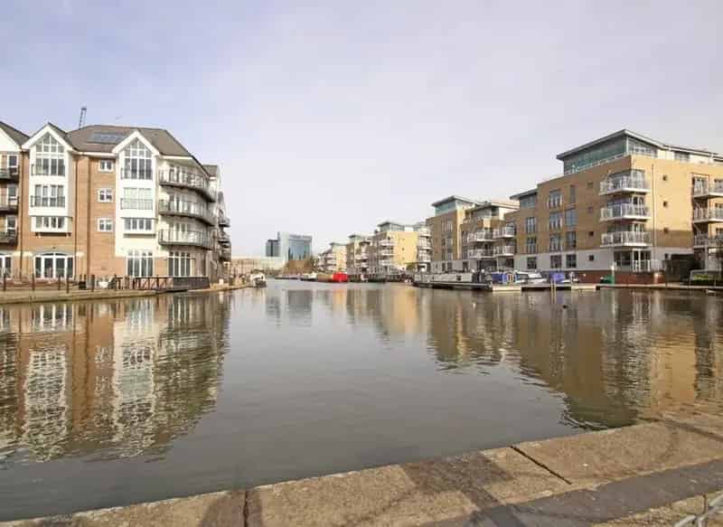 Two Bedroom Riverside Apartment Brentford