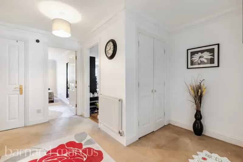 Spacious 2-Bedroom Apartment in Surbiton Near Station