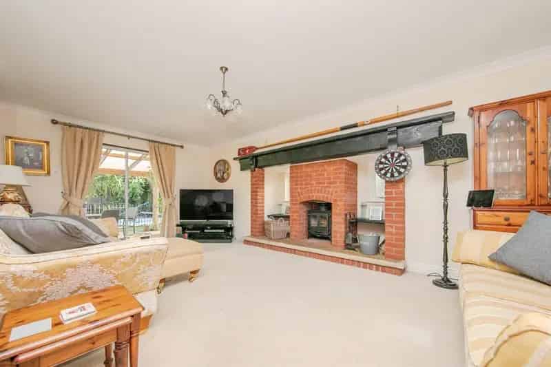 5 Bed House with Heated Pool and Large Garden