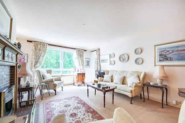 Spacious 3 Bedroom Flat in Pollokshields Glasgow