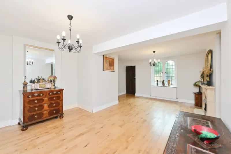 Historic Gothic Revival Home- Family Town Centre Living
