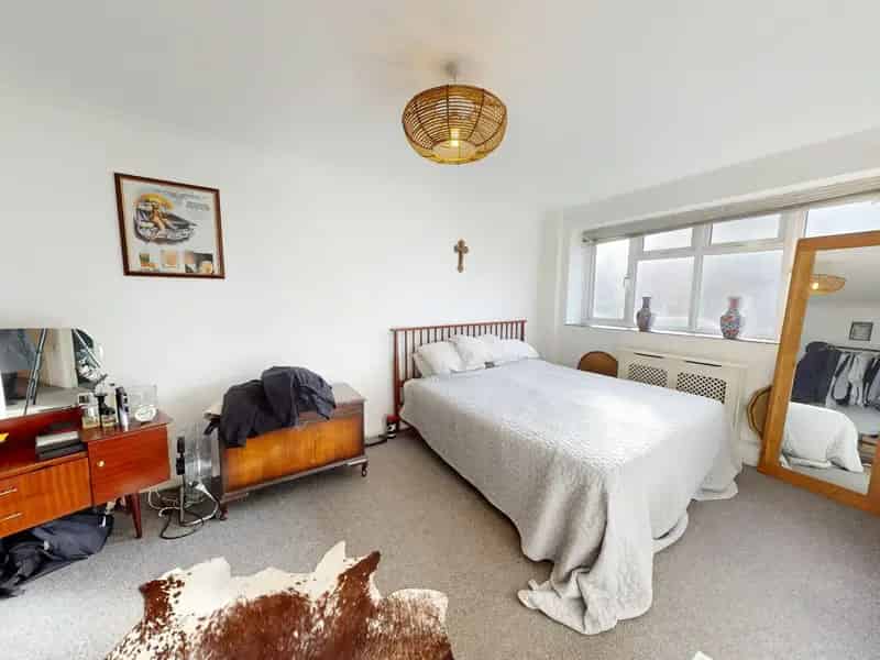 Spacious One-Bedroom Flat Hove Central Leasehold