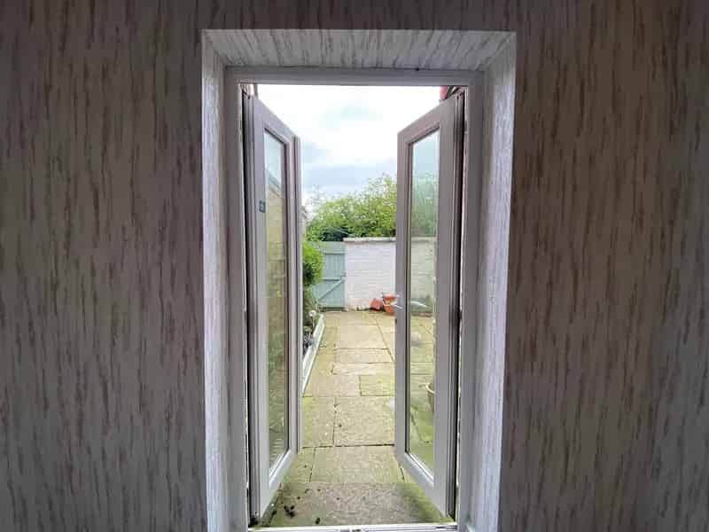 Spacious Mid-Terraced House with New Flooring and Modern Kitchen