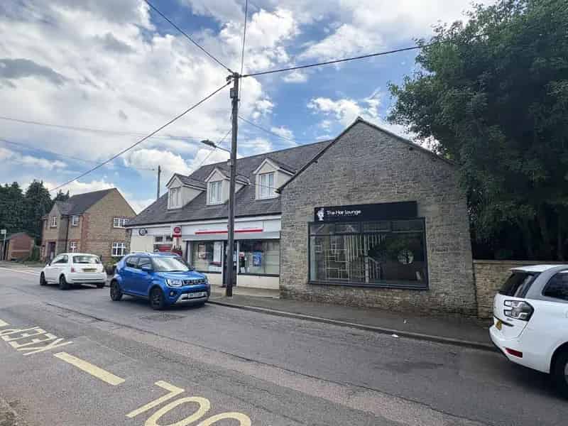 Modern Two-Story Retail Premises For Lease 537 sq ft
