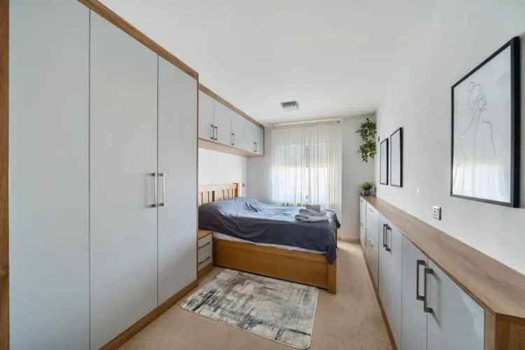 Modern Apartment near Canary Wharf with Smart Home Features
