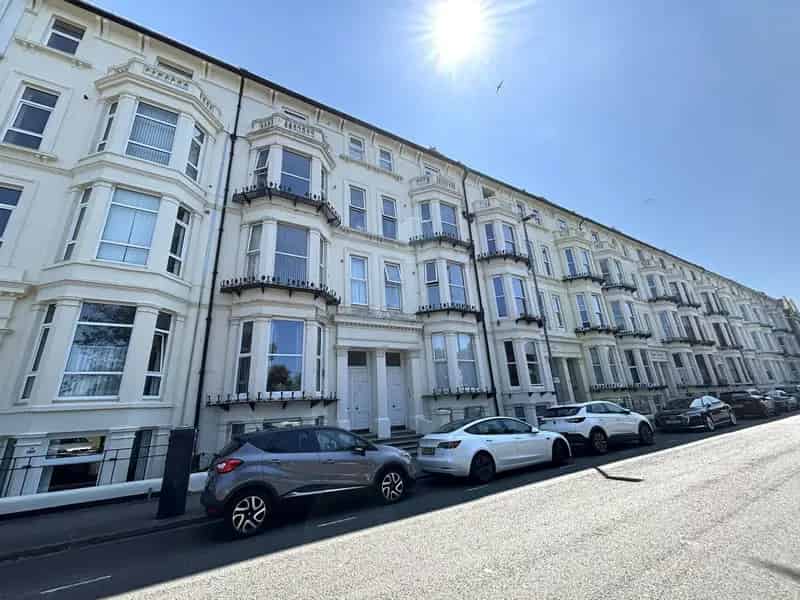 Seafront Flat One Double Bedroom Modern Kitchen and Bathroom