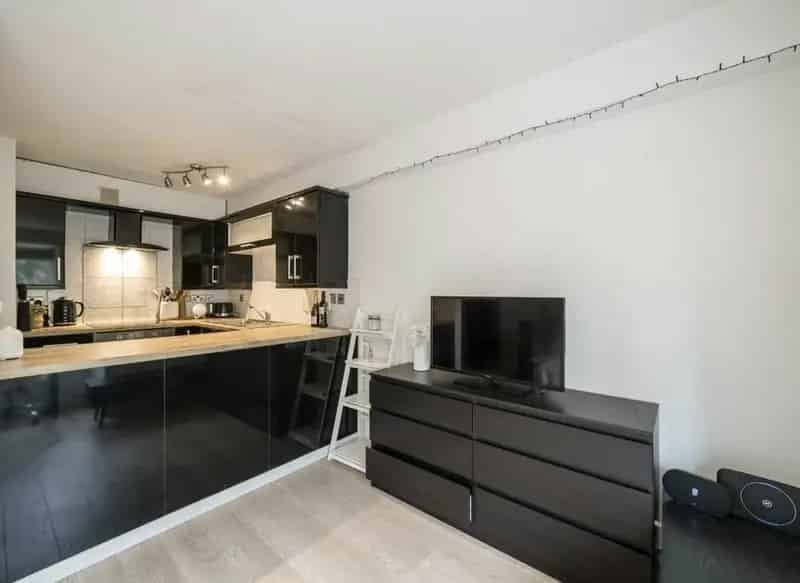 One Bedroom Flat near Acton Main Line Station