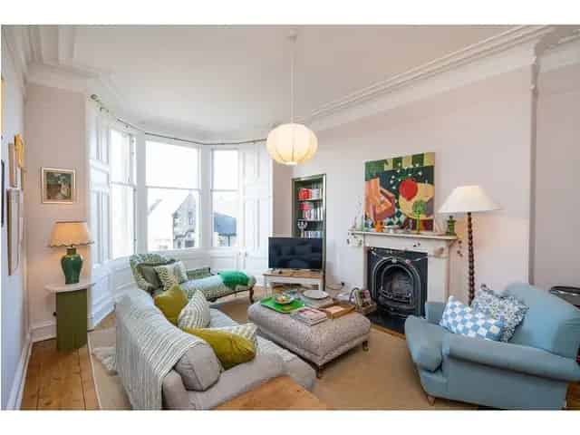 2 Bedroom Flat for Sale in Edinburgh Trinity with Sea Views