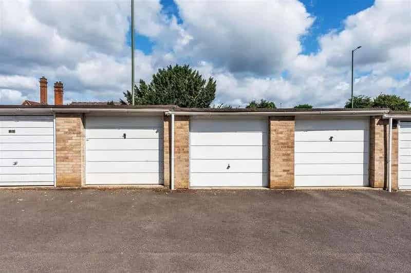2 Bed Flat for Sale Near Oxted Train Station