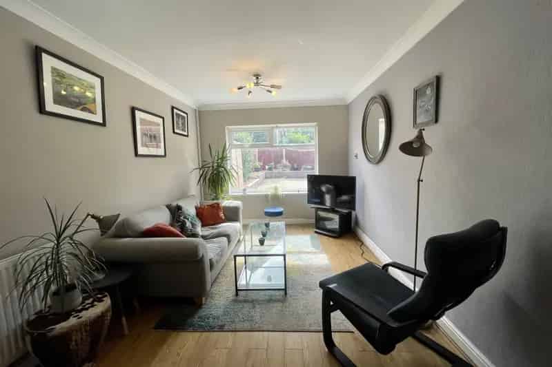 Three Bedroom House Recently Refurbished Zero Deposit Available