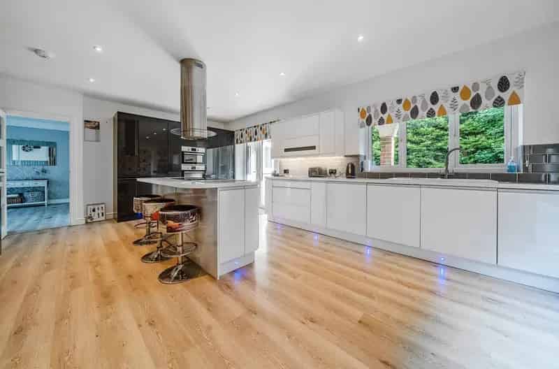 6 Bedroom Bungalow Dummer No Onward Chain
