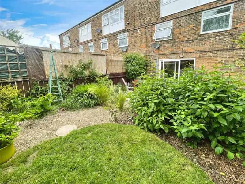 2 Bed House for Sale Spacious Maisonette with Private Garden