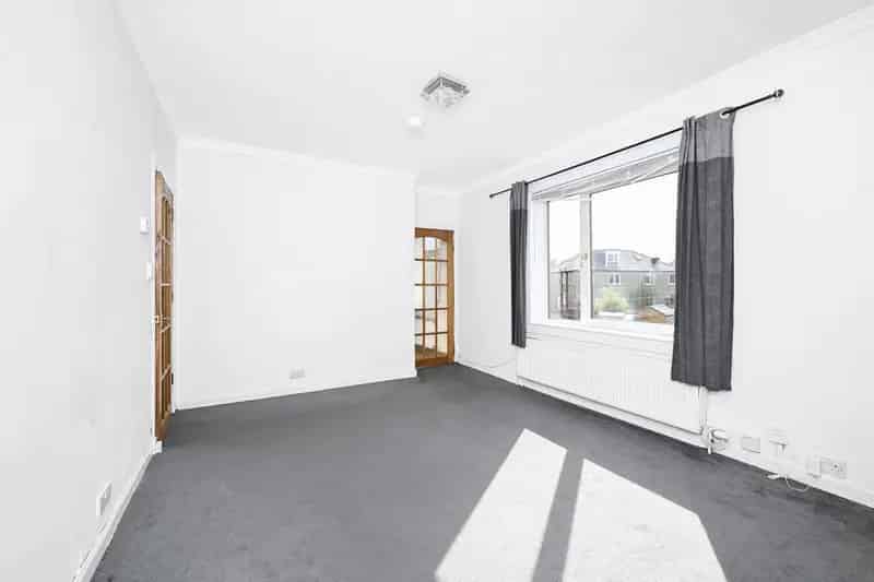 2 Bedroom Flat for Sale in Colinton Mains with Pentland Hills Views