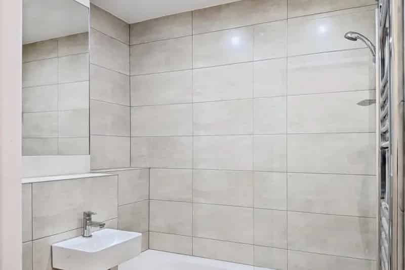 Refurbished Top Floor Apartment Near Shops and Station