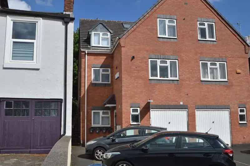 2 Bedroom Flat to Rent - Modern Building - August 4th 2025