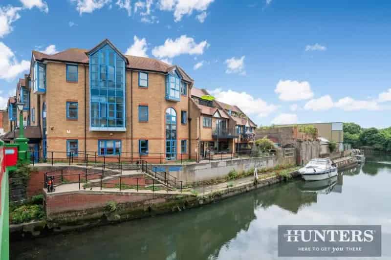 1 Bed Penthouse Apartment Brentford Large Roof Terrace Allocated Parking