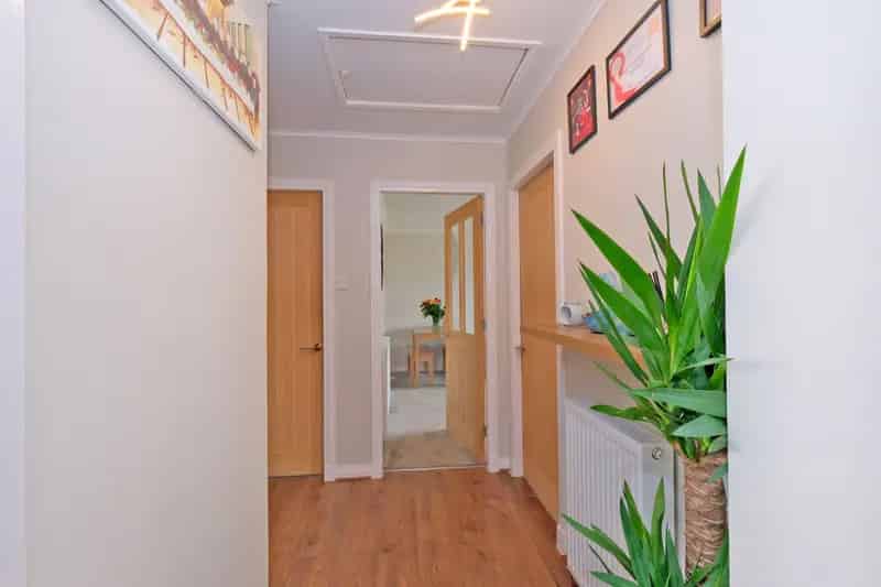 Stylish 2-Bed Flat Westhill Modern Kitchen Garage Garden