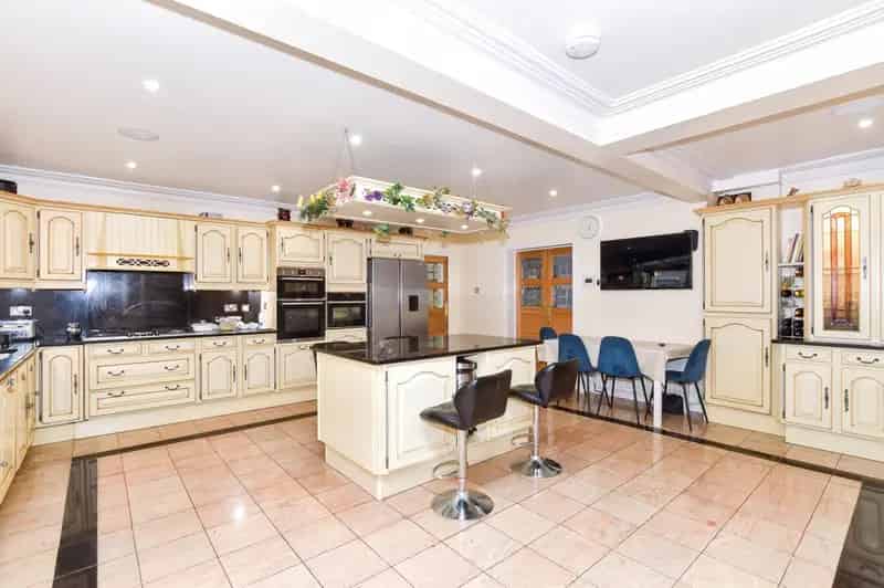 6 Bedroom Detached House for Sale Near Chigwell Station