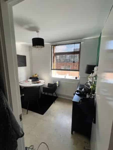 Bright 2-Bed Maisonette with Large Balcony Near Amenities
