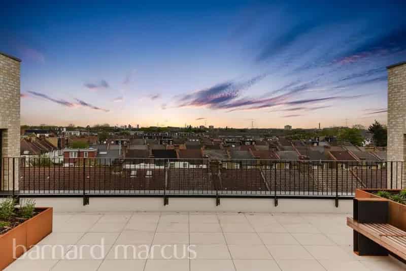 700 Sqft 2-Bed Apartment with Balcony Near Tube Station
