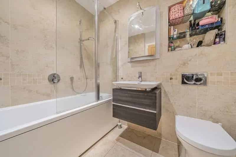2 Bed Flat for Sale Top Floor Modern Development