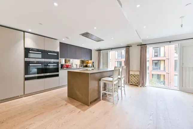 Flat for sale in Central Avenue, Fulham, London SW6