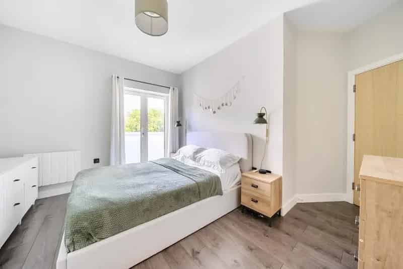 2 Bedroom Top Floor Apartment Modern Living Historic Charm