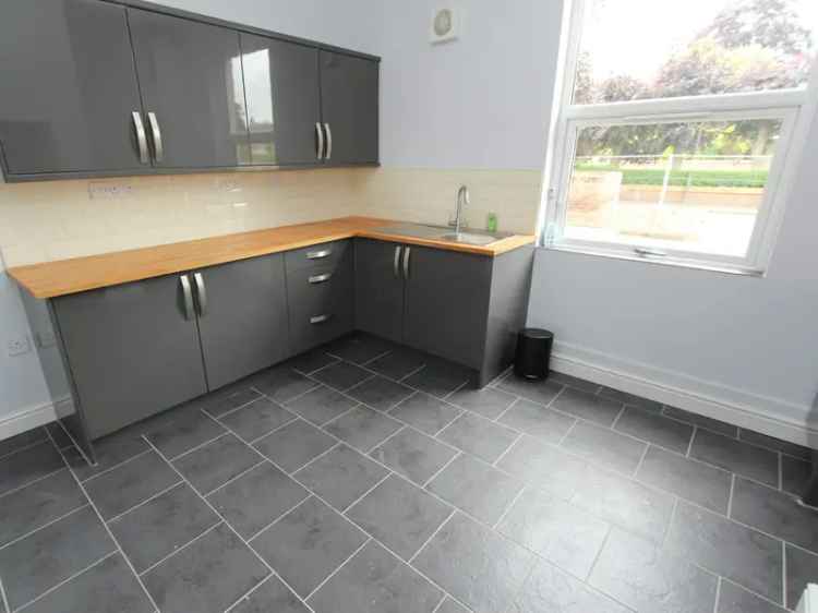 Flat For Sale in 72, Derby Road, Nottingham, England