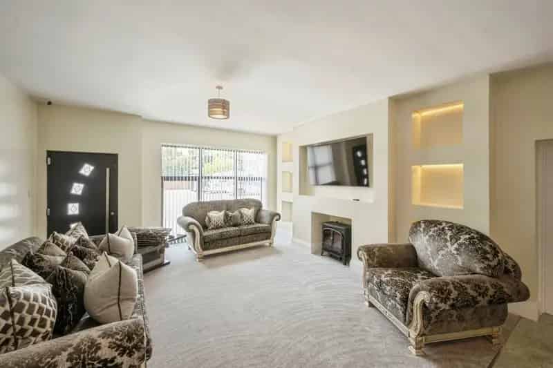 Large Family Home with Six Bedrooms and Multiple Lounges