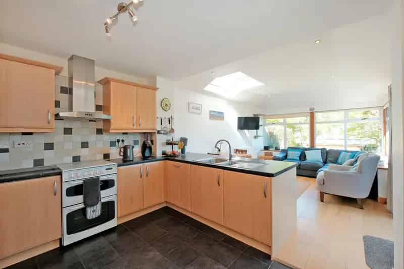 4 Bedroom Semi-Detached House in Potterton