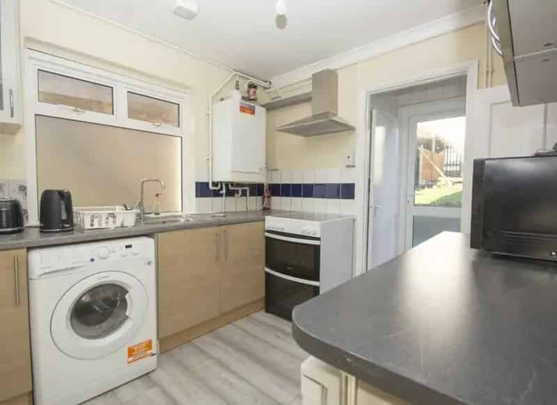 3 Bedroom House with Garden and Parking