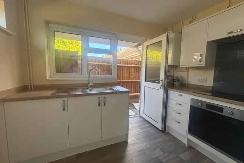 3 Double Bedroom Bungalow Devizes  Modern Family Home