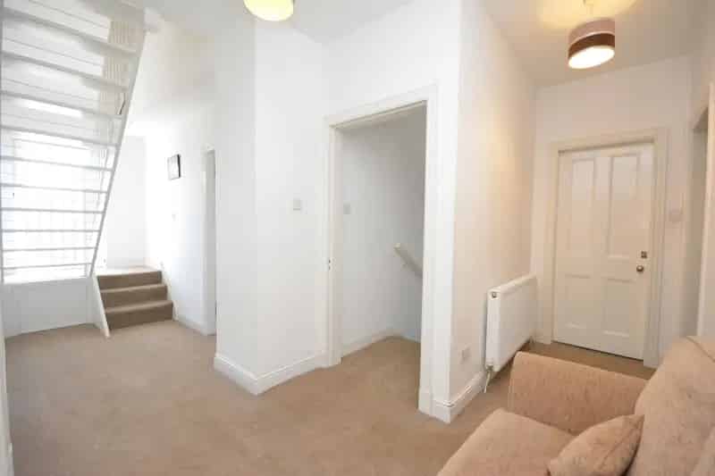 4 Bedroom Upper Villa Flat with Large Garden