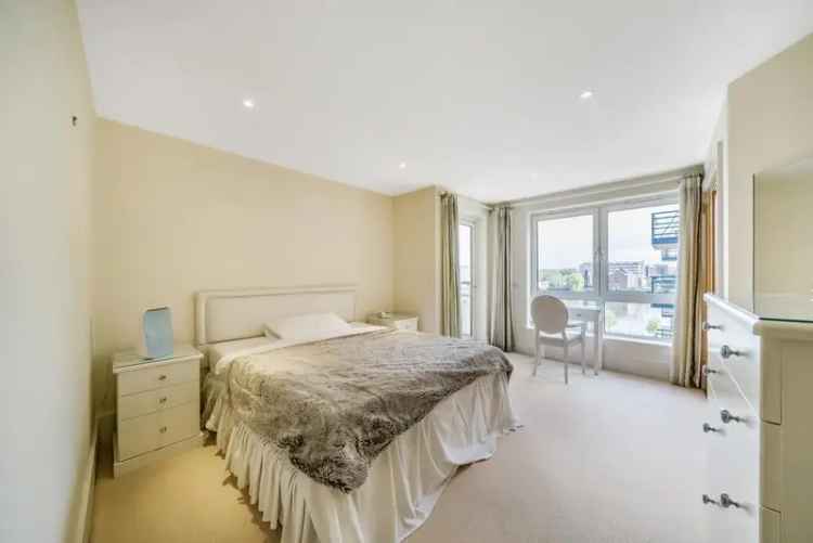 Flat For Sale in London, England