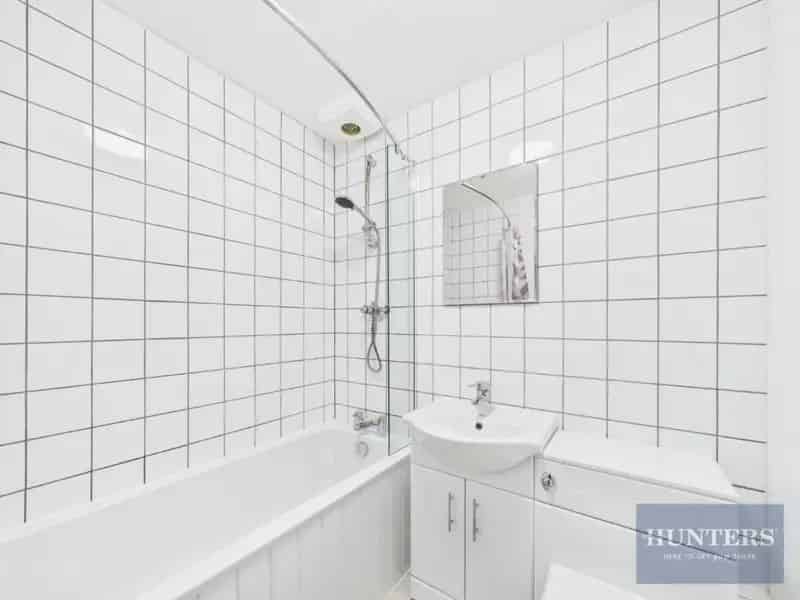 1 Bed Flat for Sale - Off Road Parking - No Onward Chain