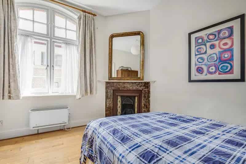 One Bedroom Apartment in Period Mansion Block