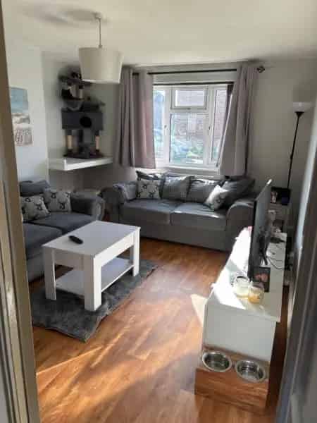 1 Bedroom Ground Floor Flat with Garden and Shed Near Sea