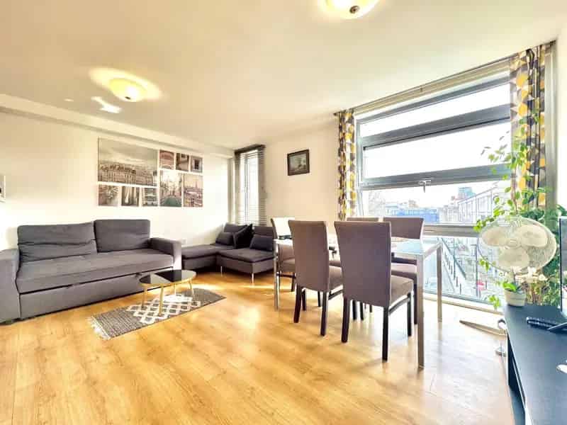 2 Bedroom Flat to Rent in E1 - Stylish Modern Apartment
