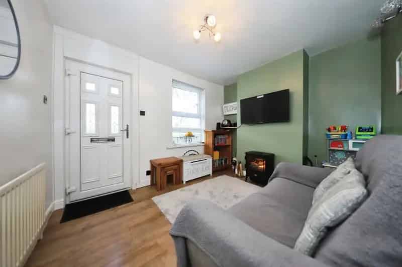 2 Bed House Near Amenities and Schools