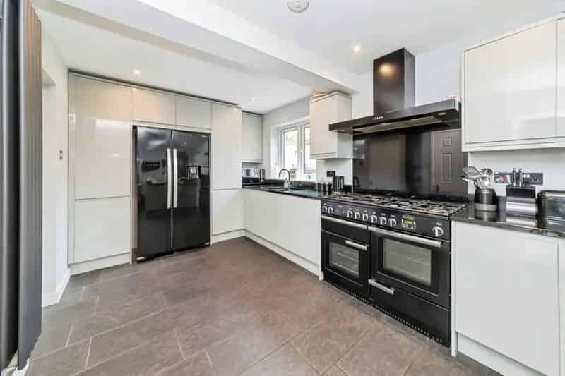 4 Bed Semi-Detached House with Garden and Garage Near Burgess Hill Train Station
