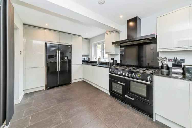 4 Bed Semi-Detached House with Garden and Garage Near Burgess Hill Train Station