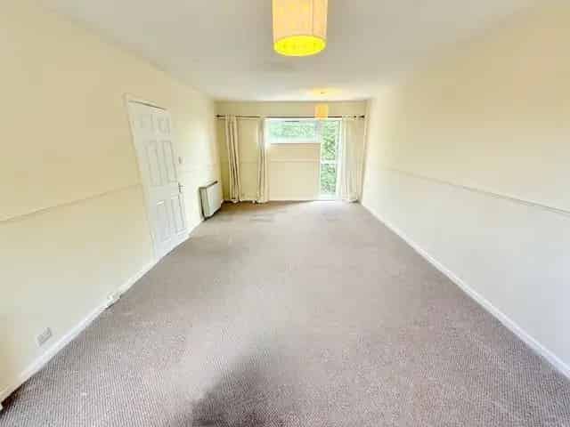 2 Bedroom Flat Near Transport Links and Amenities