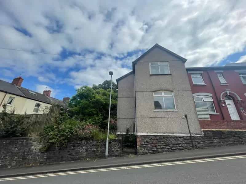 3 bedroom end of terrace house