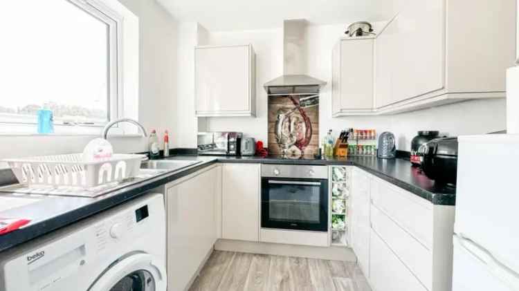 2 Bed Flat for Sale - No Onward Chain