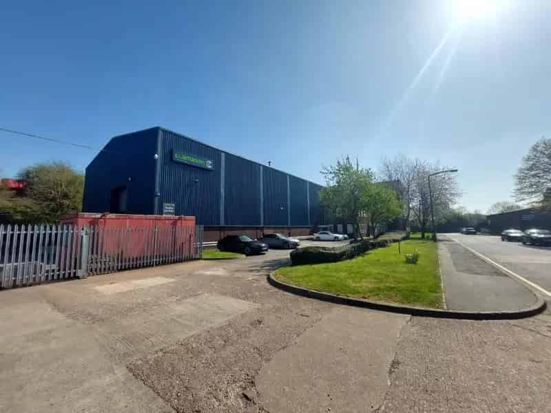 Industrial Warehouse with High Bays Crane and Refurbished Offices