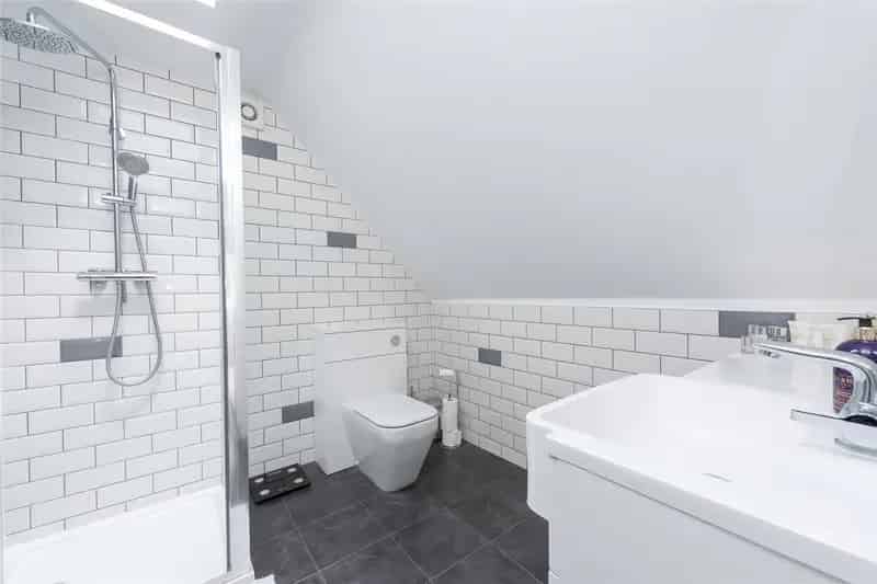 5 Bedroom House in Wokingham - Family Home Near Station