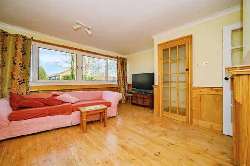 3-Bedroom Mid-Terraced House with Garden Garage and Driveway